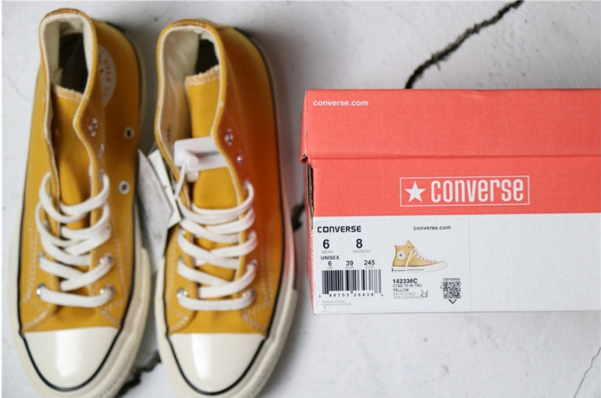 Les baskets Converse allient style intemporel et confort. Leur design emblématique avec la célèbre étoile et la silhouette classique en font un choix incontournable pour les amateurs de mode.