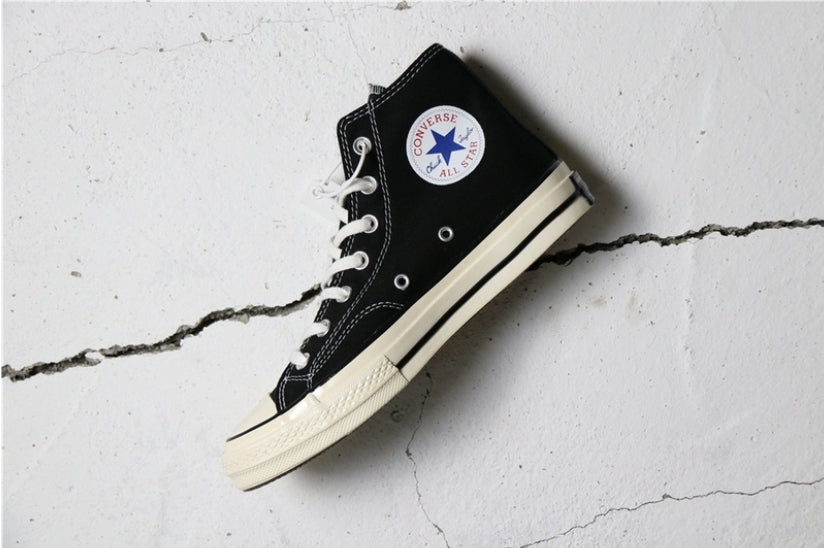 Les baskets Converse allient style intemporel et confort. Leur design emblématique avec la célèbre étoile et la silhouette classique en font un choix incontournable pour les amateurs de mode.