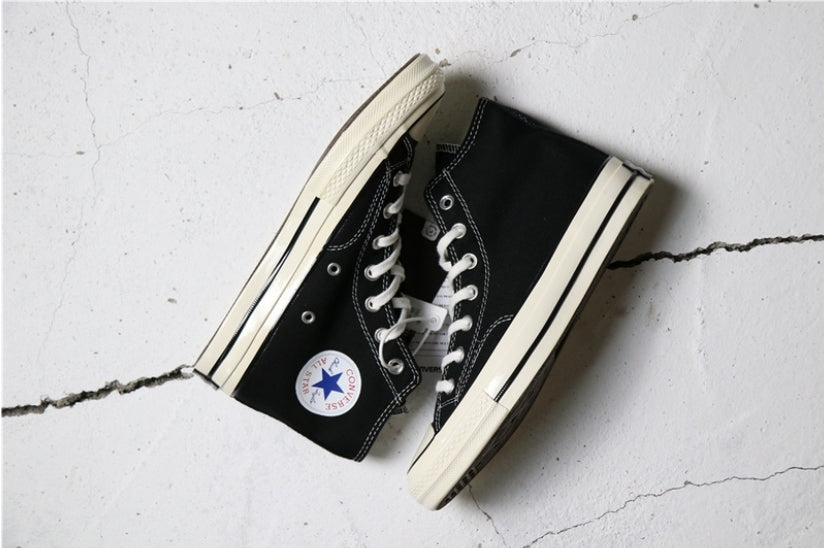 Les baskets Converse allient style intemporel et confort. Leur design emblématique avec la célèbre étoile et la silhouette classique en font un choix incontournable pour les amateurs de mode.