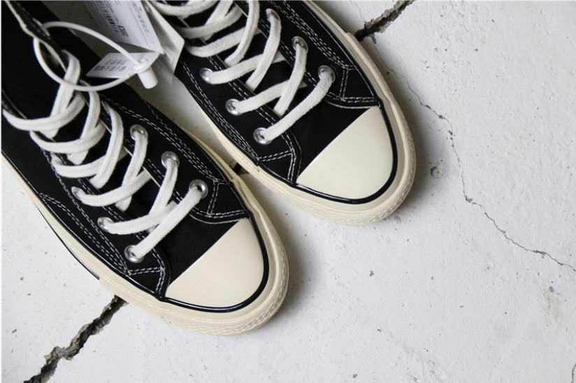 Les baskets Converse allient style intemporel et confort. Leur design emblématique avec la célèbre étoile et la silhouette classique en font un choix incontournable pour les amateurs de mode.
