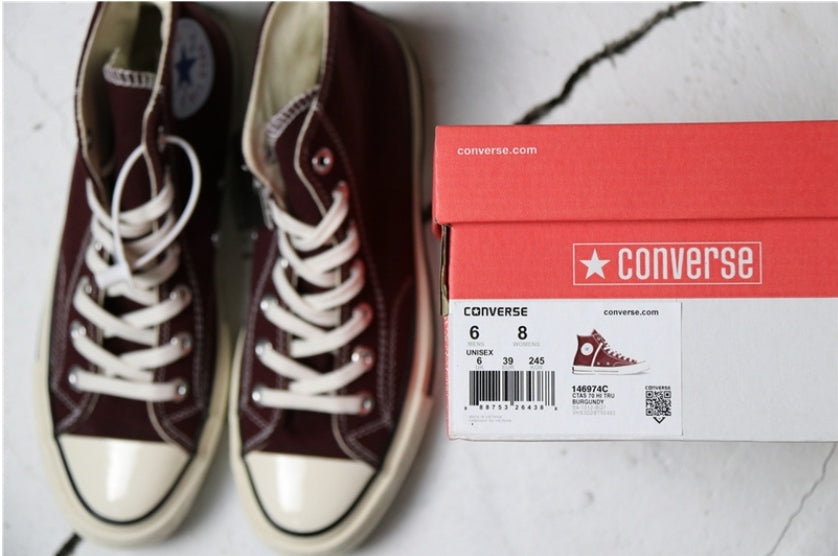 Les baskets Converse allient style intemporel et confort. Leur design emblématique avec la célèbre étoile et la silhouette classique en font un choix incontournable pour les amateurs de mode.