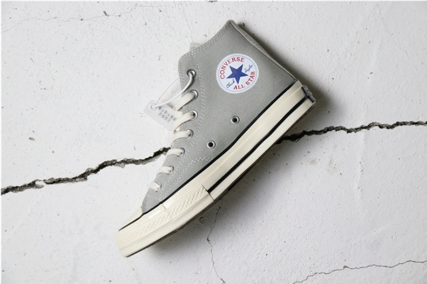 Les baskets Converse allient style intemporel et confort. Leur design emblématique avec la célèbre étoile et la silhouette classique en font un choix incontournable pour les amateurs de mode.