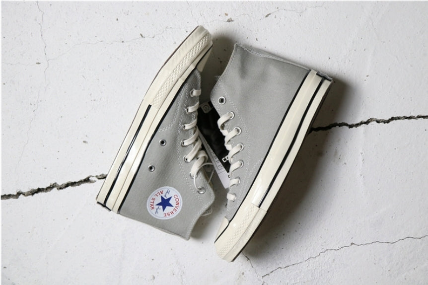 Les baskets Converse allient style intemporel et confort. Leur design emblématique avec la célèbre étoile et la silhouette classique en font un choix incontournable pour les amateurs de mode.