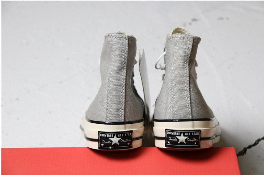 Les baskets Converse allient style intemporel et confort. Leur design emblématique avec la célèbre étoile et la silhouette classique en font un choix incontournable pour les amateurs de mode.