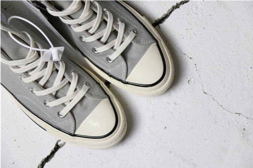 Les baskets Converse allient style intemporel et confort. Leur design emblématique avec la célèbre étoile et la silhouette classique en font un choix incontournable pour les amateurs de mode.