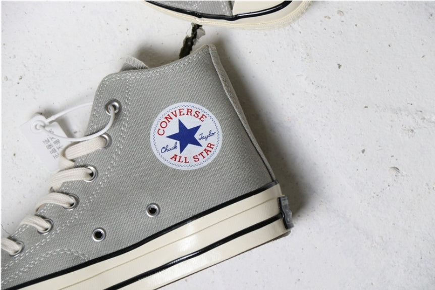 Les baskets Converse allient style intemporel et confort. Leur design emblématique avec la célèbre étoile et la silhouette classique en font un choix incontournable pour les amateurs de mode.