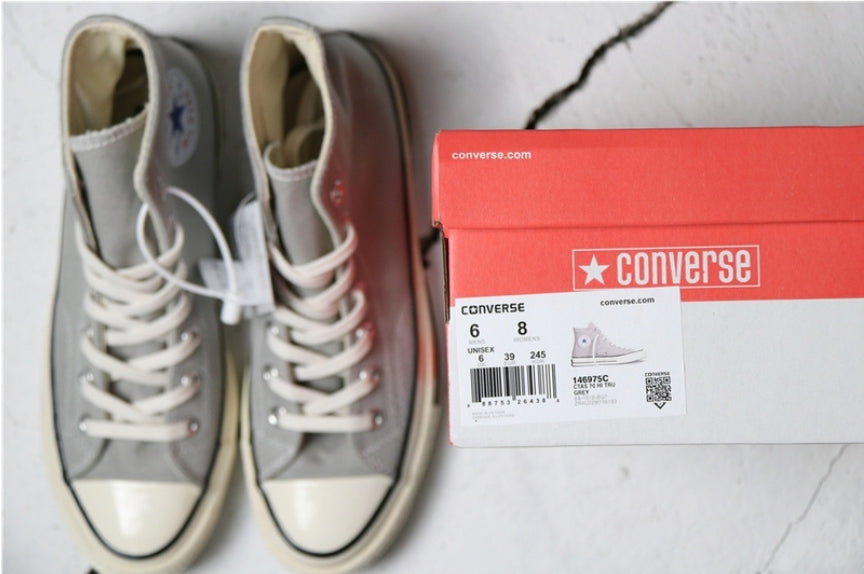 Les baskets Converse allient style intemporel et confort. Leur design emblématique avec la célèbre étoile et la silhouette classique en font un choix incontournable pour les amateurs de mode.