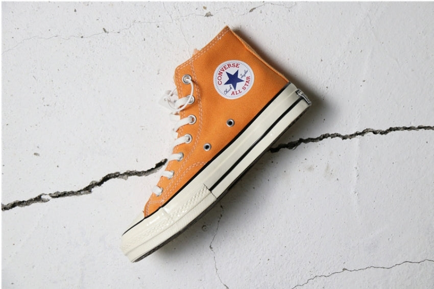 Les baskets Converse allient style intemporel et confort. Leur design emblématique avec la célèbre étoile et la silhouette classique en font un choix incontournable pour les amateurs de mode.