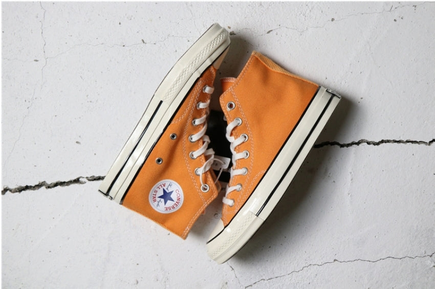 Les baskets Converse allient style intemporel et confort. Leur design emblématique avec la célèbre étoile et la silhouette classique en font un choix incontournable pour les amateurs de mode.