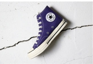 Les baskets Converse allient style intemporel et confort. Leur design emblématique avec la célèbre étoile et la silhouette classique en font un choix incontournable pour les amateurs de mode.