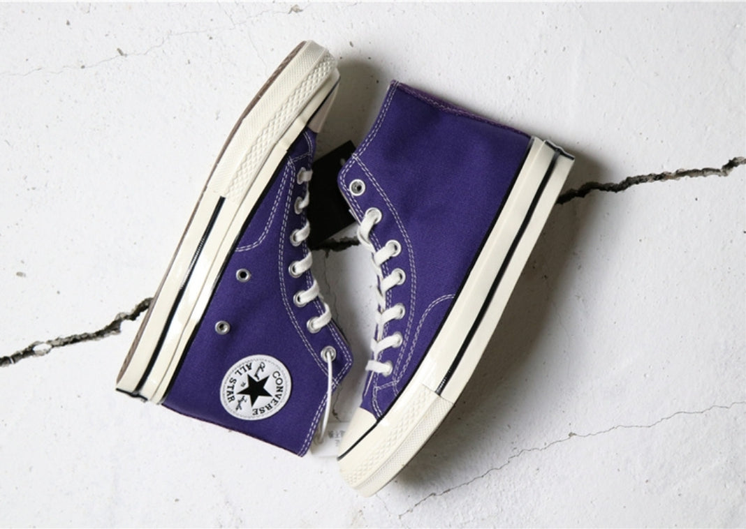 Les baskets Converse allient style intemporel et confort. Leur design emblématique avec la célèbre étoile et la silhouette classique en font un choix incontournable pour les amateurs de mode.
