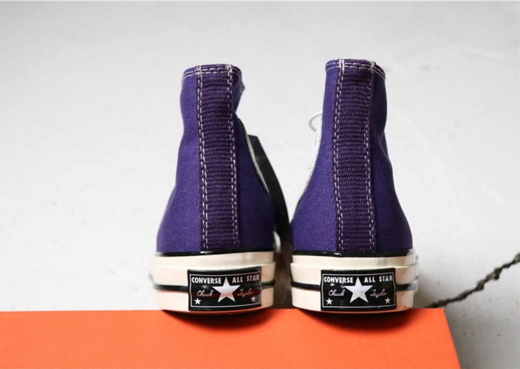Les baskets Converse allient style intemporel et confort. Leur design emblématique avec la célèbre étoile et la silhouette classique en font un choix incontournable pour les amateurs de mode.