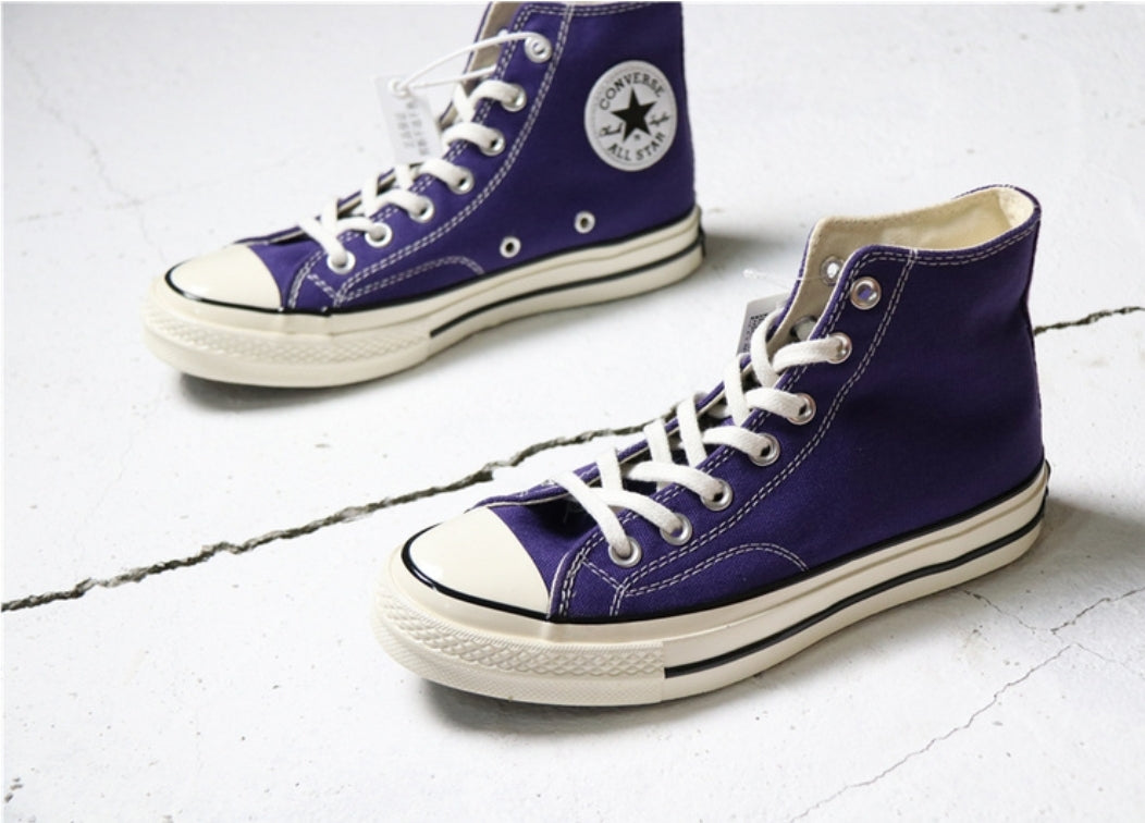 Les baskets Converse allient style intemporel et confort. Leur design emblématique avec la célèbre étoile et la silhouette classique en font un choix incontournable pour les amateurs de mode.