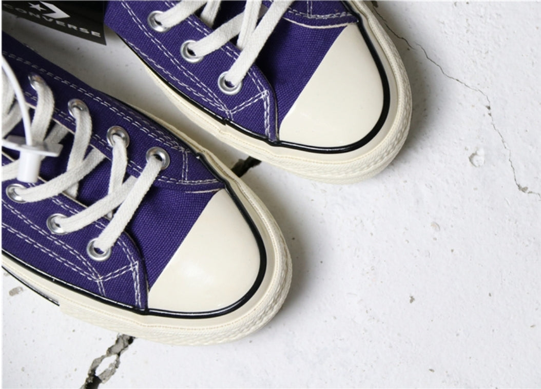Les baskets Converse allient style intemporel et confort. Leur design emblématique avec la célèbre étoile et la silhouette classique en font un choix incontournable pour les amateurs de mode.