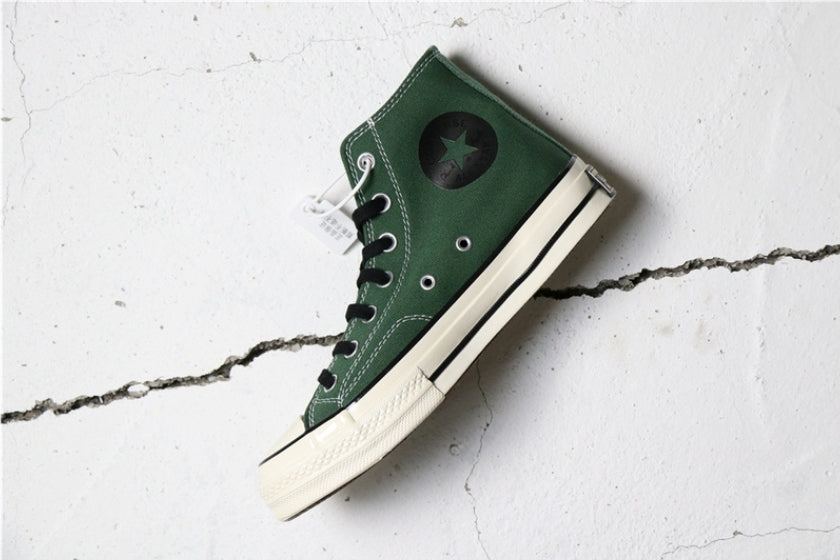 Les baskets Converse allient style intemporel et confort. Leur design emblématique avec la célèbre étoile et la silhouette classique en font un choix incontournable pour les amateurs de mode.