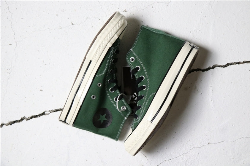 Les baskets Converse allient style intemporel et confort. Leur design emblématique avec la célèbre étoile et la silhouette classique en font un choix incontournable pour les amateurs de mode.