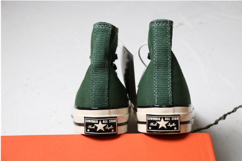 Les baskets Converse allient style intemporel et confort. Leur design emblématique avec la célèbre étoile et la silhouette classique en font un choix incontournable pour les amateurs de mode.