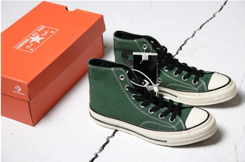 Les baskets Converse allient style intemporel et confort. Leur design emblématique avec la célèbre étoile et la silhouette classique en font un choix incontournable pour les amateurs de mode.