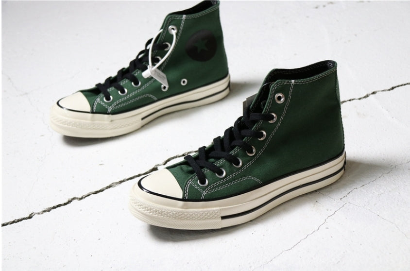 Les baskets Converse allient style intemporel et confort. Leur design emblématique avec la célèbre étoile et la silhouette classique en font un choix incontournable pour les amateurs de mode.