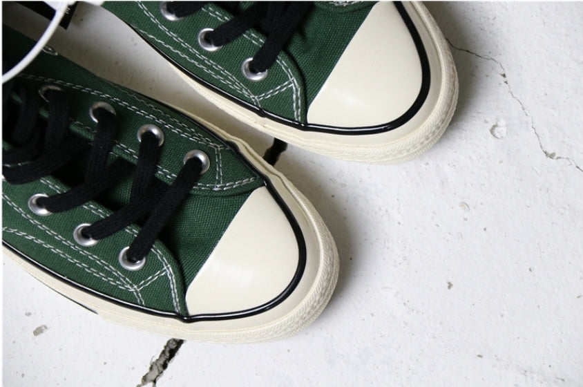 Les baskets Converse allient style intemporel et confort. Leur design emblématique avec la célèbre étoile et la silhouette classique en font un choix incontournable pour les amateurs de mode.