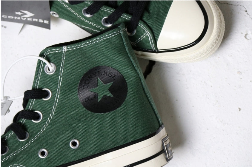 Les baskets Converse allient style intemporel et confort. Leur design emblématique avec la célèbre étoile et la silhouette classique en font un choix incontournable pour les amateurs de mode.