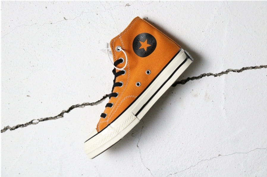 Les baskets Converse allient style intemporel et confort. Leur design emblématique avec la célèbre étoile et la silhouette classique en font un choix incontournable pour les amateurs de mode.
