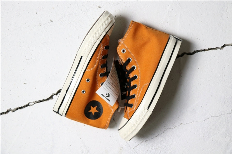 Les baskets Converse allient style intemporel et confort. Leur design emblématique avec la célèbre étoile et la silhouette classique en font un choix incontournable pour les amateurs de mode.