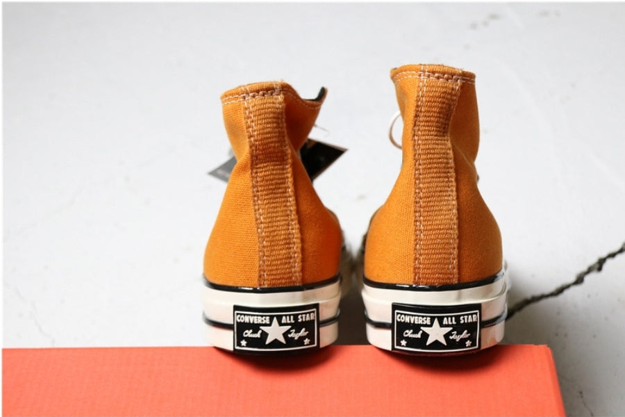 Les baskets Converse allient style intemporel et confort. Leur design emblématique avec la célèbre étoile et la silhouette classique en font un choix incontournable pour les amateurs de mode.