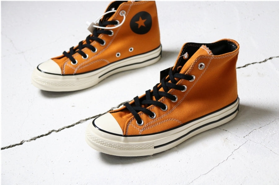 Les baskets Converse allient style intemporel et confort. Leur design emblématique avec la célèbre étoile et la silhouette classique en font un choix incontournable pour les amateurs de mode.