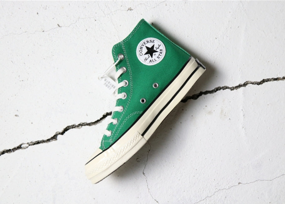 Les baskets Converse allient style intemporel et confort. Leur design emblématique avec la célèbre étoile et la silhouette classique en font un choix incontournable pour les amateurs de mode.