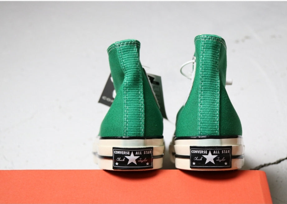 Les baskets Converse allient style intemporel et confort. Leur design emblématique avec la célèbre étoile et la silhouette classique en font un choix incontournable pour les amateurs de mode.