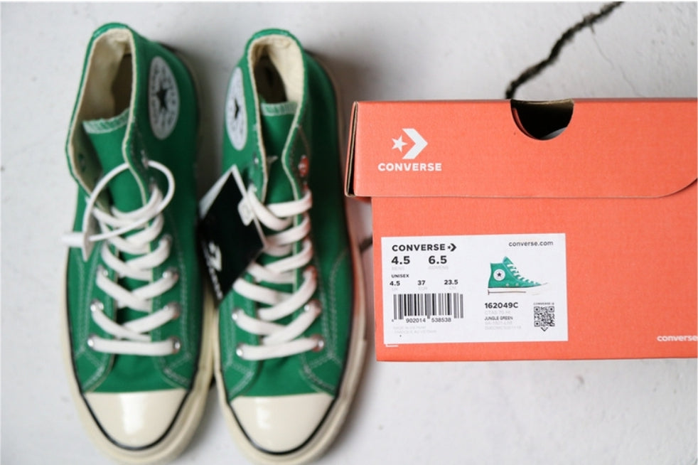 Les baskets Converse allient style intemporel et confort. Leur design emblématique avec la célèbre étoile et la silhouette classique en font un choix incontournable pour les amateurs de mode.