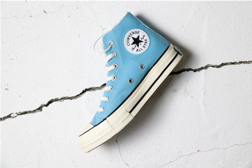 Les baskets Converse allient style intemporel et confort. Leur design emblématique avec la célèbre étoile et la silhouette classique en font un choix incontournable pour les amateurs de mode.