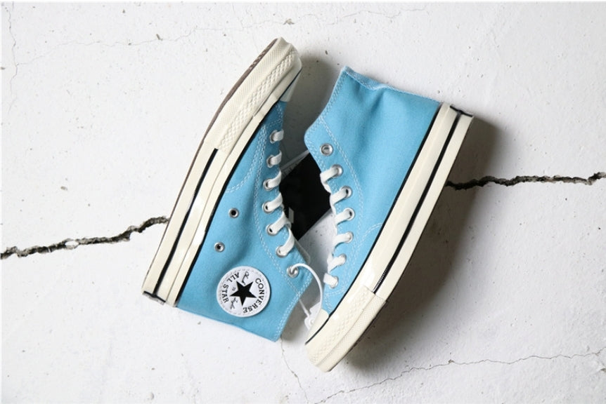 Les baskets Converse allient style intemporel et confort. Leur design emblématique avec la célèbre étoile et la silhouette classique en font un choix incontournable pour les amateurs de mode.
