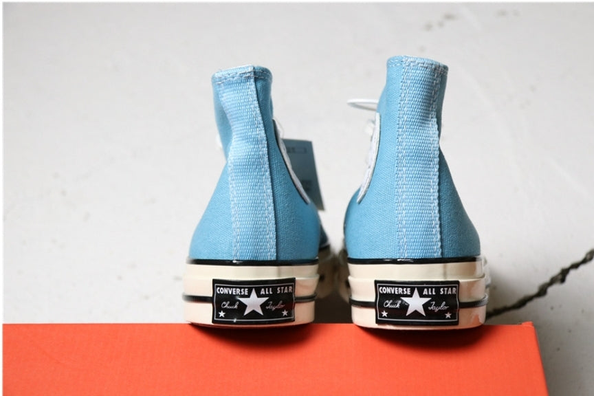 Les baskets Converse allient style intemporel et confort. Leur design emblématique avec la célèbre étoile et la silhouette classique en font un choix incontournable pour les amateurs de mode.