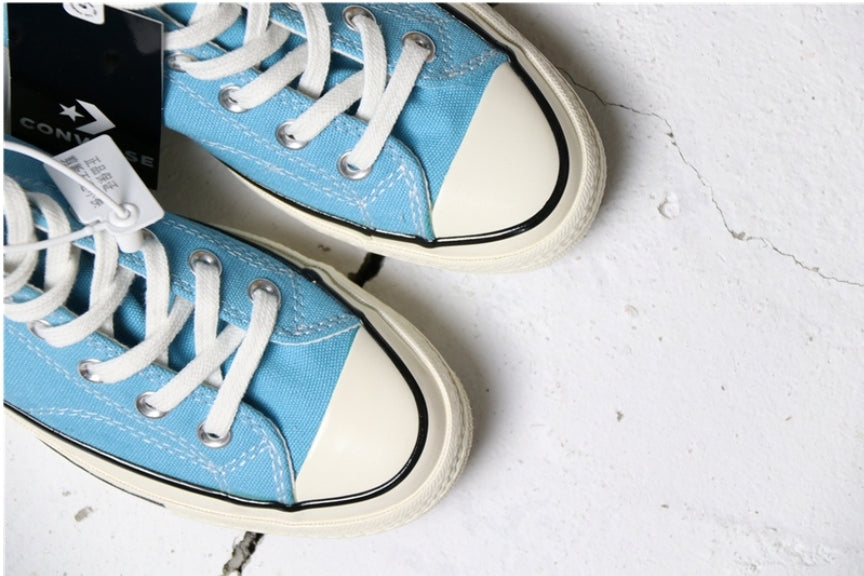 Les baskets Converse allient style intemporel et confort. Leur design emblématique avec la célèbre étoile et la silhouette classique en font un choix incontournable pour les amateurs de mode.