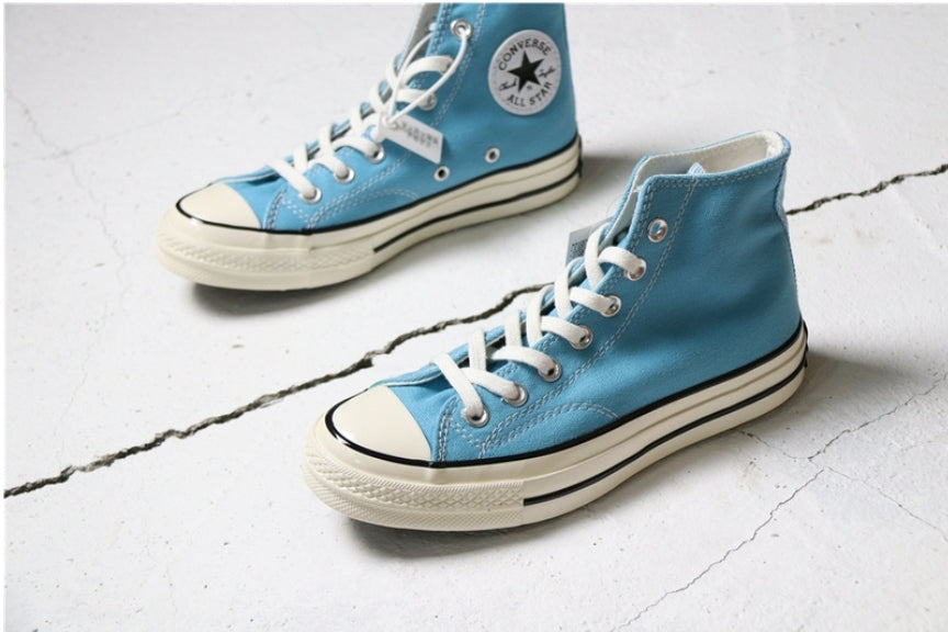 Les baskets Converse allient style intemporel et confort. Leur design emblématique avec la célèbre étoile et la silhouette classique en font un choix incontournable pour les amateurs de mode.