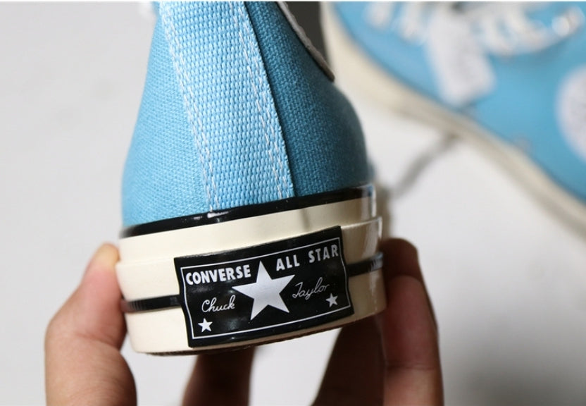 Les baskets Converse allient style intemporel et confort. Leur design emblématique avec la célèbre étoile et la silhouette classique en font un choix incontournable pour les amateurs de mode.