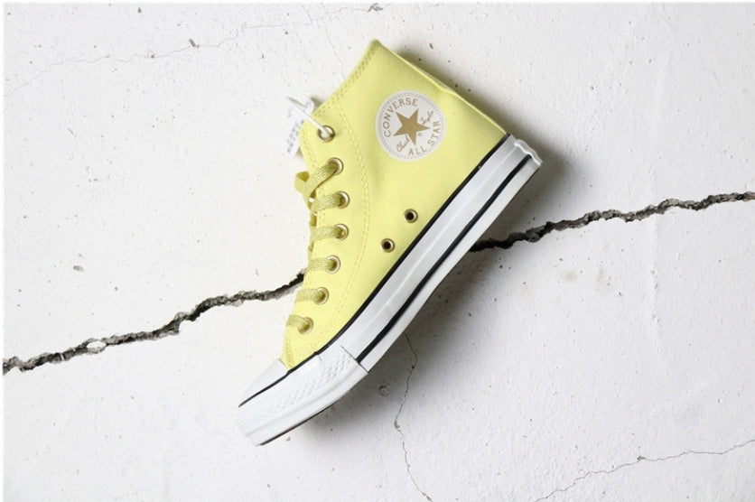 Les baskets Converse allient style intemporel et confort. Leur design emblématique avec la célèbre étoile et la silhouette classique en font un choix incontournable pour les amateurs de mode.