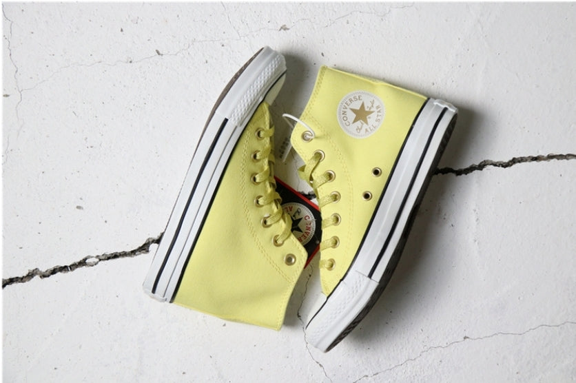 Les baskets Converse allient style intemporel et confort. Leur design emblématique avec la célèbre étoile et la silhouette classique en font un choix incontournable pour les amateurs de mode.