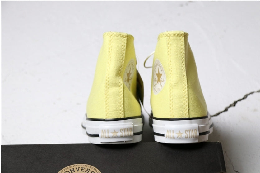 Les baskets Converse allient style intemporel et confort. Leur design emblématique avec la célèbre étoile et la silhouette classique en font un choix incontournable pour les amateurs de mode.