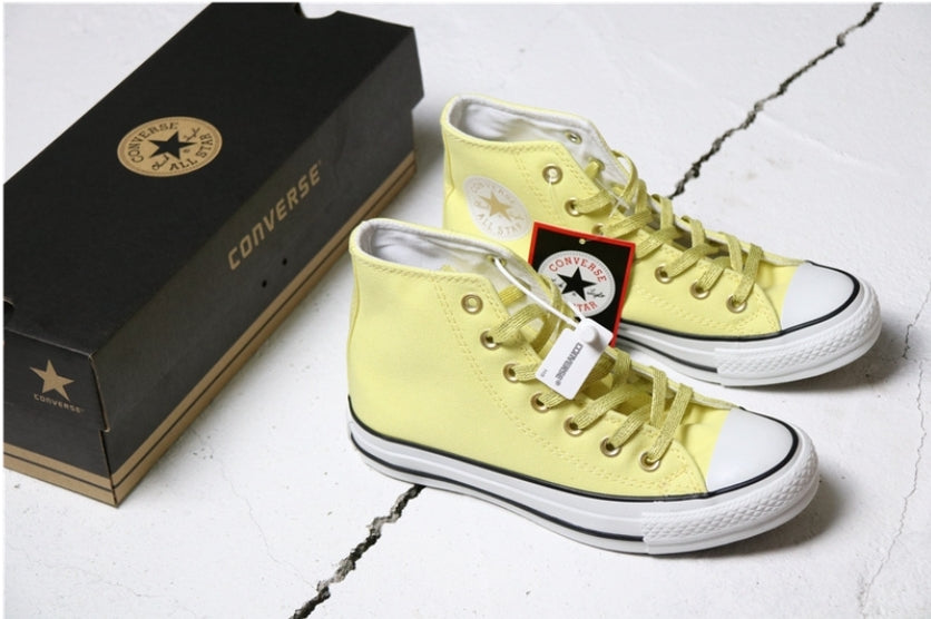 Les baskets Converse allient style intemporel et confort. Leur design emblématique avec la célèbre étoile et la silhouette classique en font un choix incontournable pour les amateurs de mode.