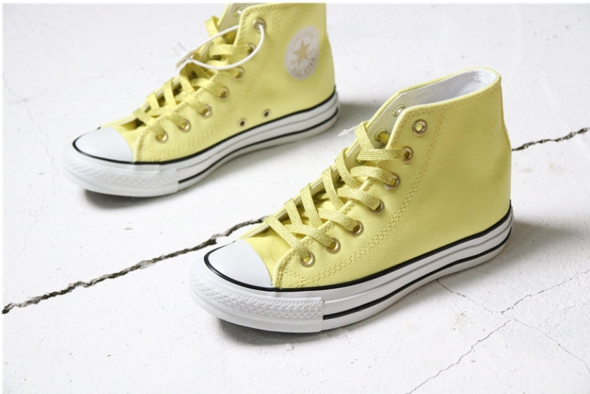Les baskets Converse allient style intemporel et confort. Leur design emblématique avec la célèbre étoile et la silhouette classique en font un choix incontournable pour les amateurs de mode.
