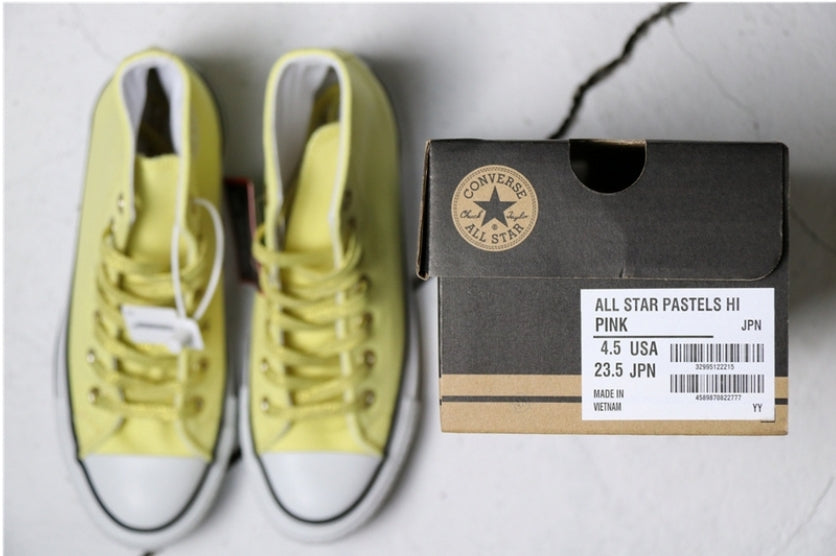 Les baskets Converse allient style intemporel et confort. Leur design emblématique avec la célèbre étoile et la silhouette classique en font un choix incontournable pour les amateurs de mode.
