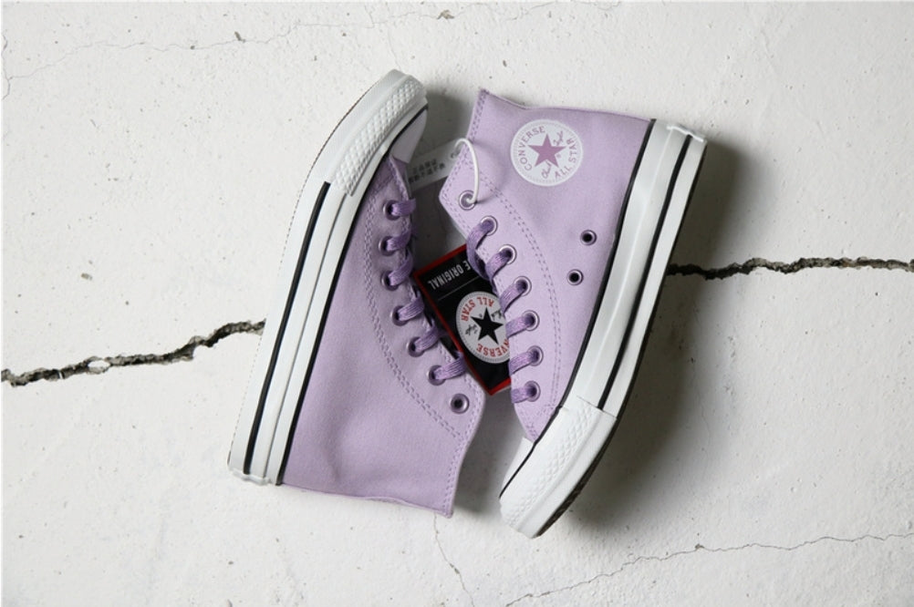 Les baskets Converse allient style intemporel et confort. Leur design emblématique avec la célèbre étoile et la silhouette classique en font un choix incontournable pour les amateurs de mode.
