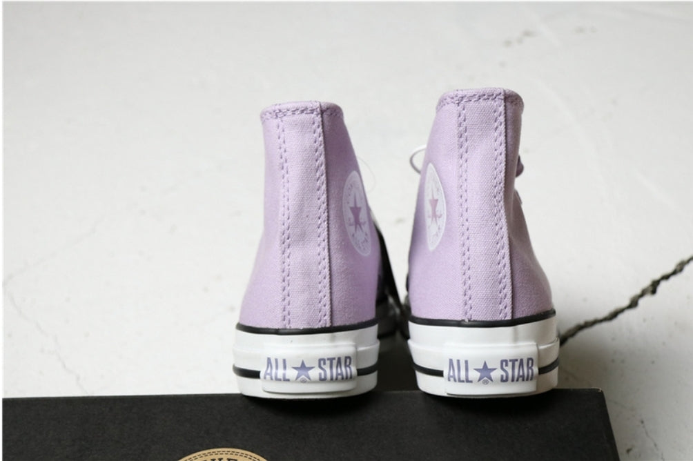 Les baskets Converse allient style intemporel et confort. Leur design emblématique avec la célèbre étoile et la silhouette classique en font un choix incontournable pour les amateurs de mode.