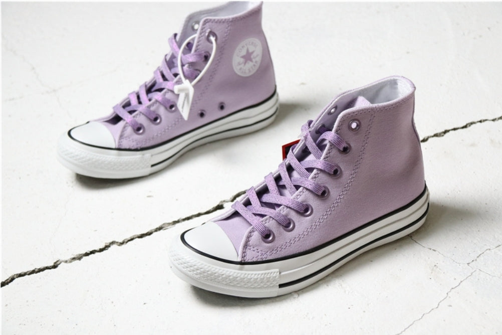 Les baskets Converse allient style intemporel et confort. Leur design emblématique avec la célèbre étoile et la silhouette classique en font un choix incontournable pour les amateurs de mode.