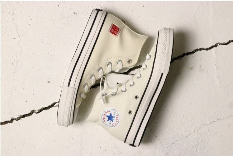 Les baskets Converse allient style intemporel et confort. Leur design emblématique avec la célèbre étoile et la silhouette classique en font un choix incontournable pour les amateurs de mode.