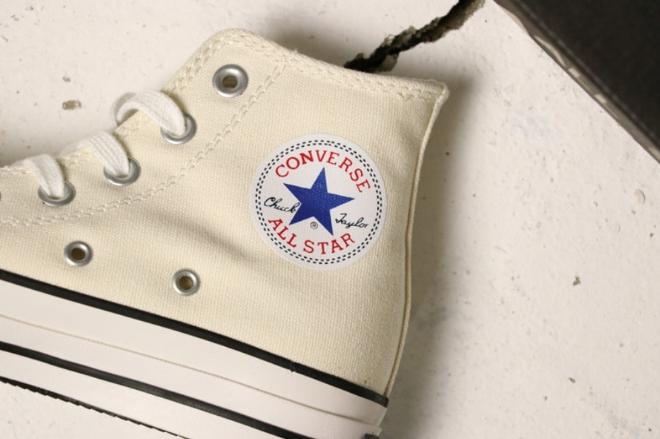 Les baskets Converse allient style intemporel et confort. Leur design emblématique avec la célèbre étoile et la silhouette classique en font un choix incontournable pour les amateurs de mode.