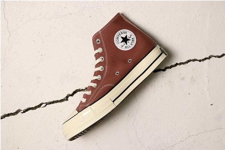 Les baskets Converse allient style intemporel et confort. Leur design emblématique avec la célèbre étoile et la silhouette classique en font un choix incontournable pour les amateurs de mode.